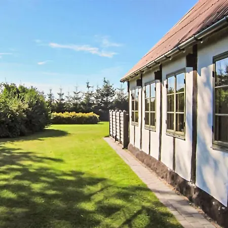 Prázdninový dům Beautiful In Aakirkeby With Wifi